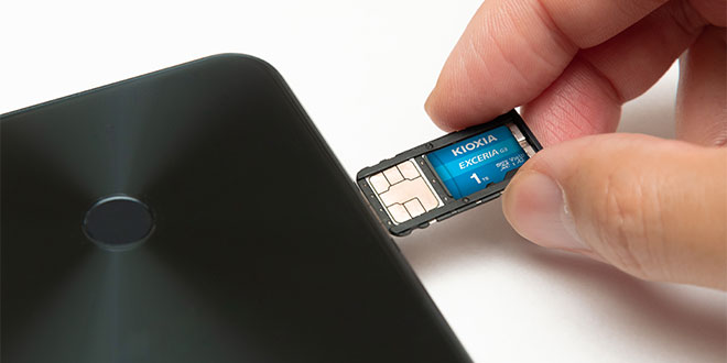 Inserting EXCERIA G3 microSD Card into device