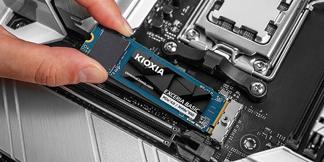 A hand holding the EXCERIA BASIC NVMe SSD